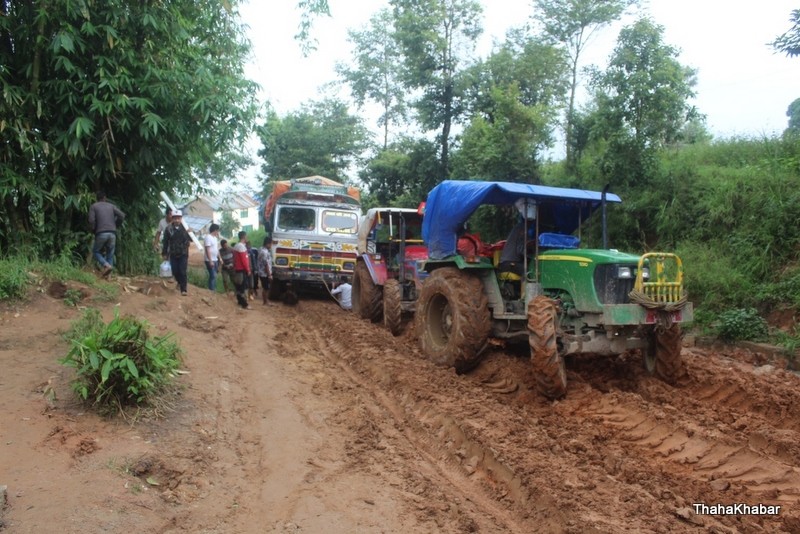 भोजपुरका सडकको बेहाल : बाटो छ, तर गाडी गुडाउन सकिँदैन