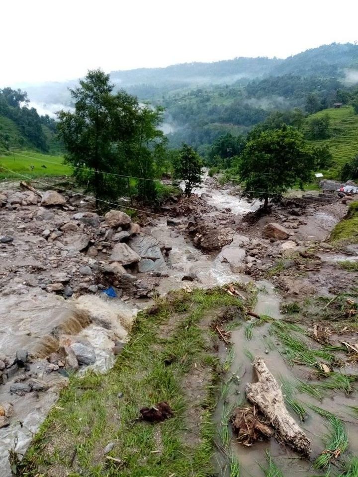 बर्षातसँगैको पहिराले  १० लाखभन्दा बढीको क्षति