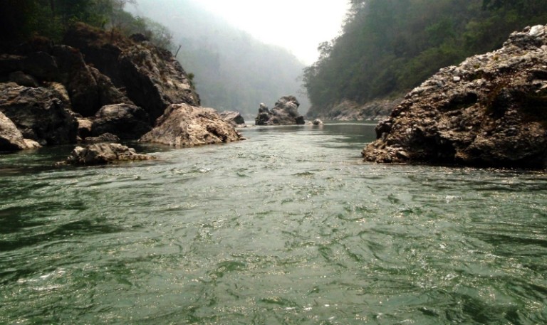 सिलिचोङमा माछा मार्न गएका एक युवक खोलाले बगाएर बेपत्ता