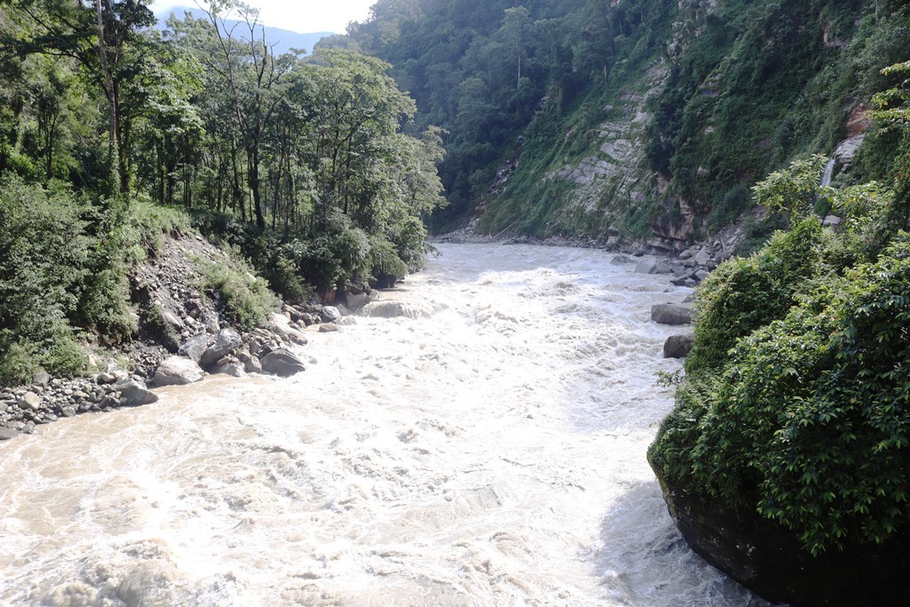 अरुण नदीमा हाम्फालेर बेपत्ता