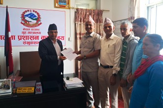 प्रधानमन्त्रीलाई ज्ञापनपत्र बुझाउँदै योगमाया हिमालयन आयुर्वेद विश्वविद्यालयका विद्यार्थीले पठनपाठन तत्काल सञ्चालन गर्न माग गरे
