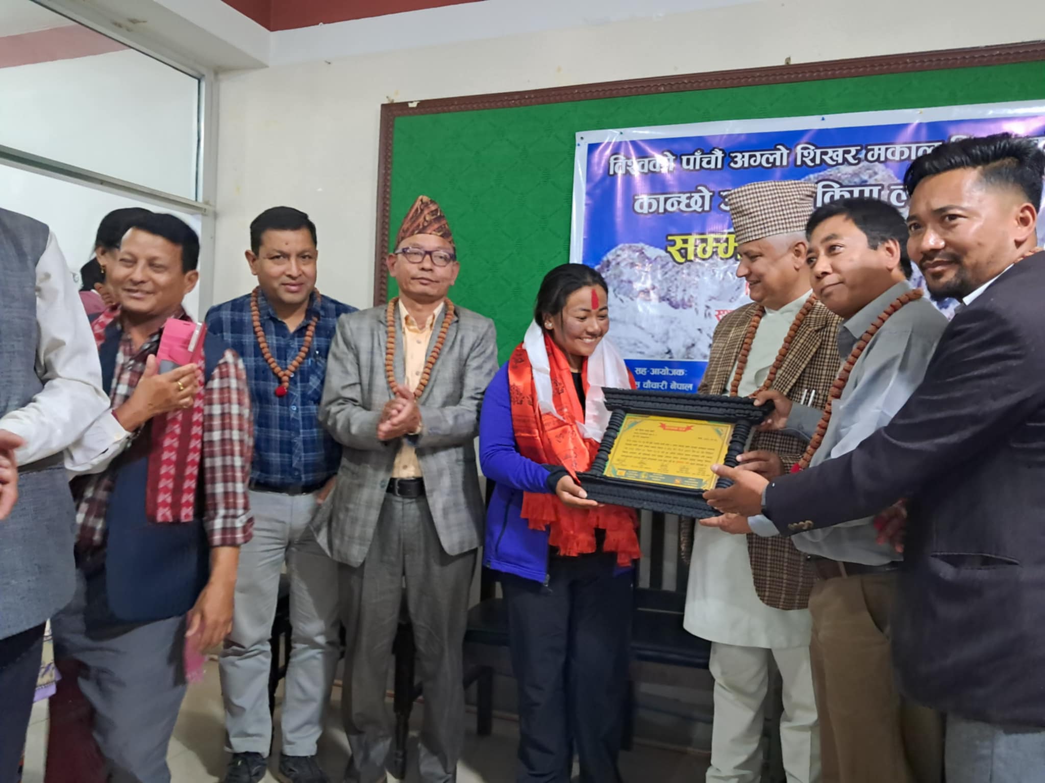 मकालु हिमाल आरोहण गर्ने कान्छी आरोही किपालामु शेर्पा सम्मानीत