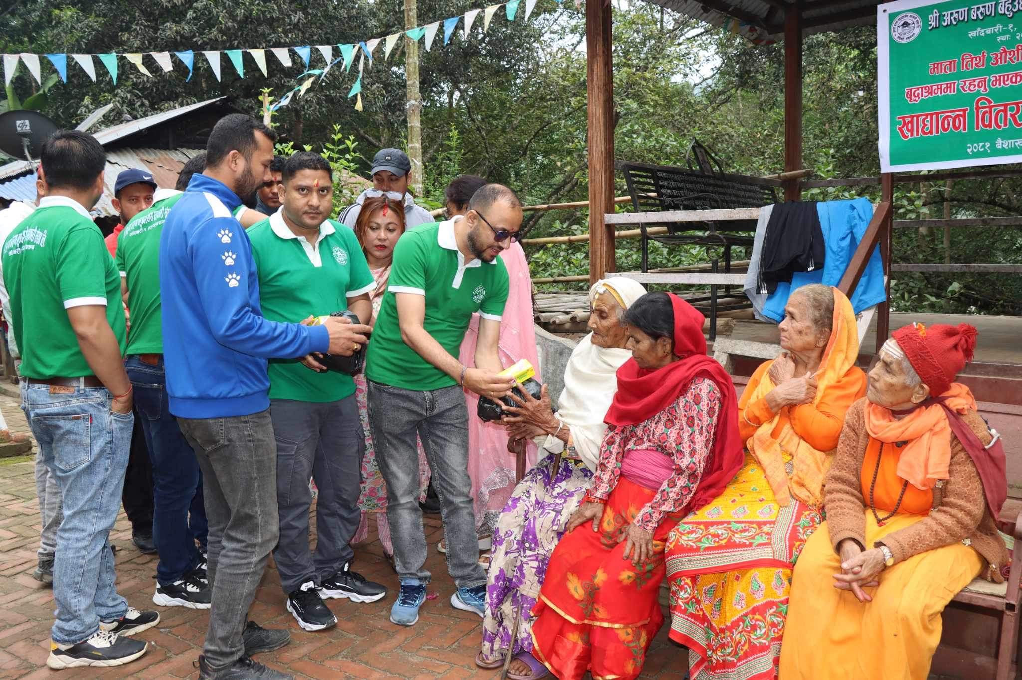 मातातिर्थ औंसीमा मनाकामनाको वृद्धाश्रममा अरुण बरुण सहकारीकाे सहयाेग