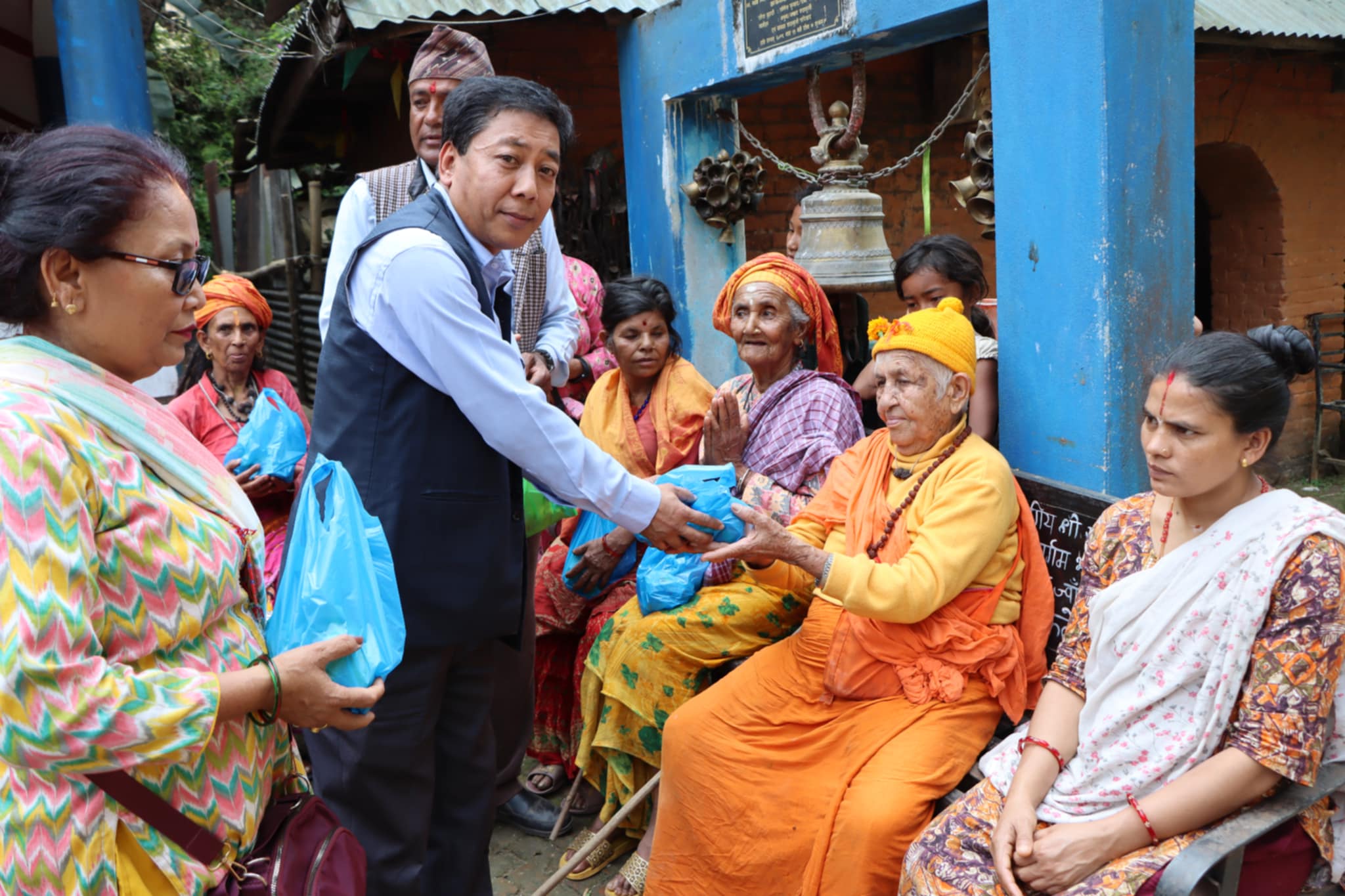 नेपाल कम्युनिष्ट पार्टीको स्थापना दिवसको अवसरमा अस्पताल तथा वृद्धा आश्रममा फलफूल वितरण